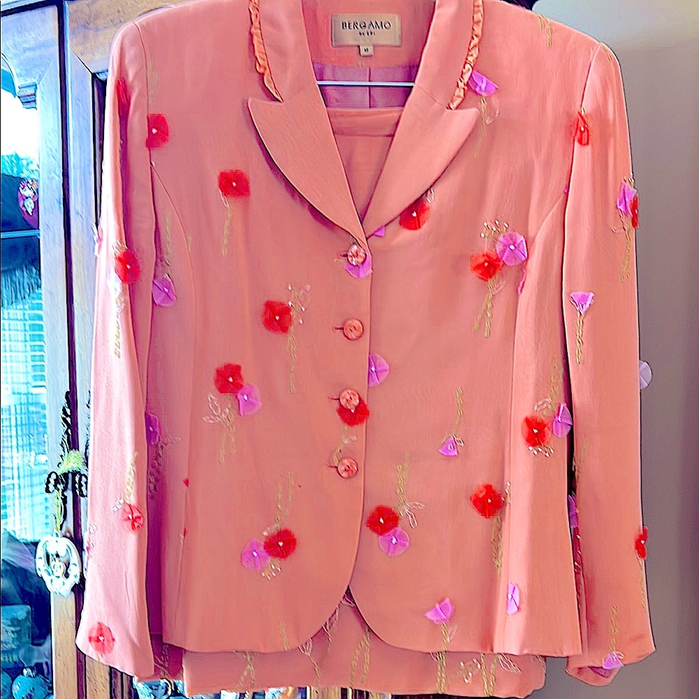 EUC💯SilkBeautiful Peach SkirtSuit Hand AppliedFlowers&StichingPeach/LavenderS:12